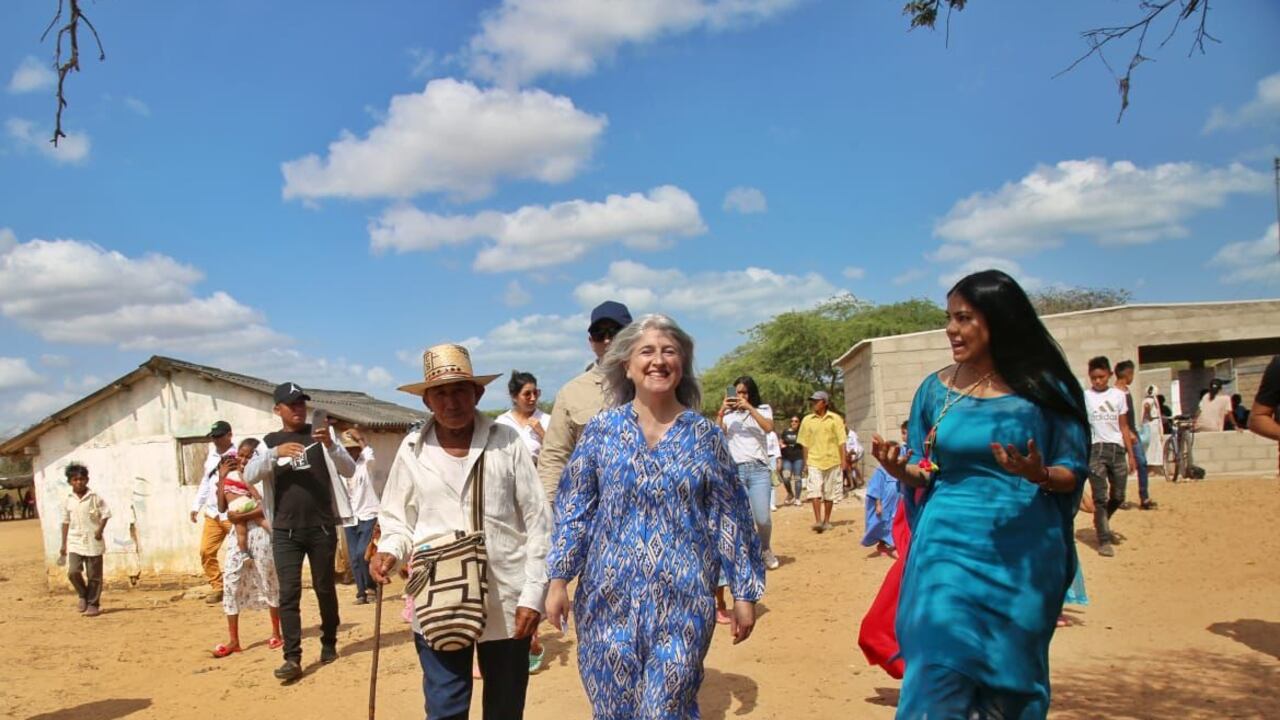 La ministra Catalina Velasco en La Guajira rehabilitó estructuralmente los pozos de Mapashira e Ishishon.