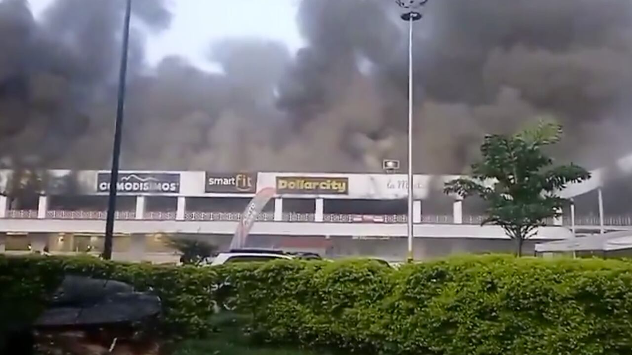 Los bomberos controlaron la situación y se encuentran verificando los puntos calientes.
