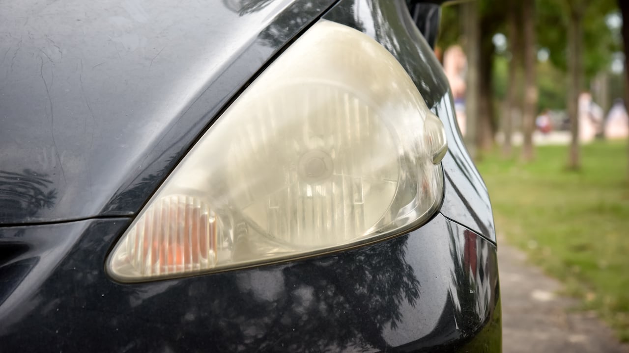 Truco para limpiar los faros amarillentos de un carro.