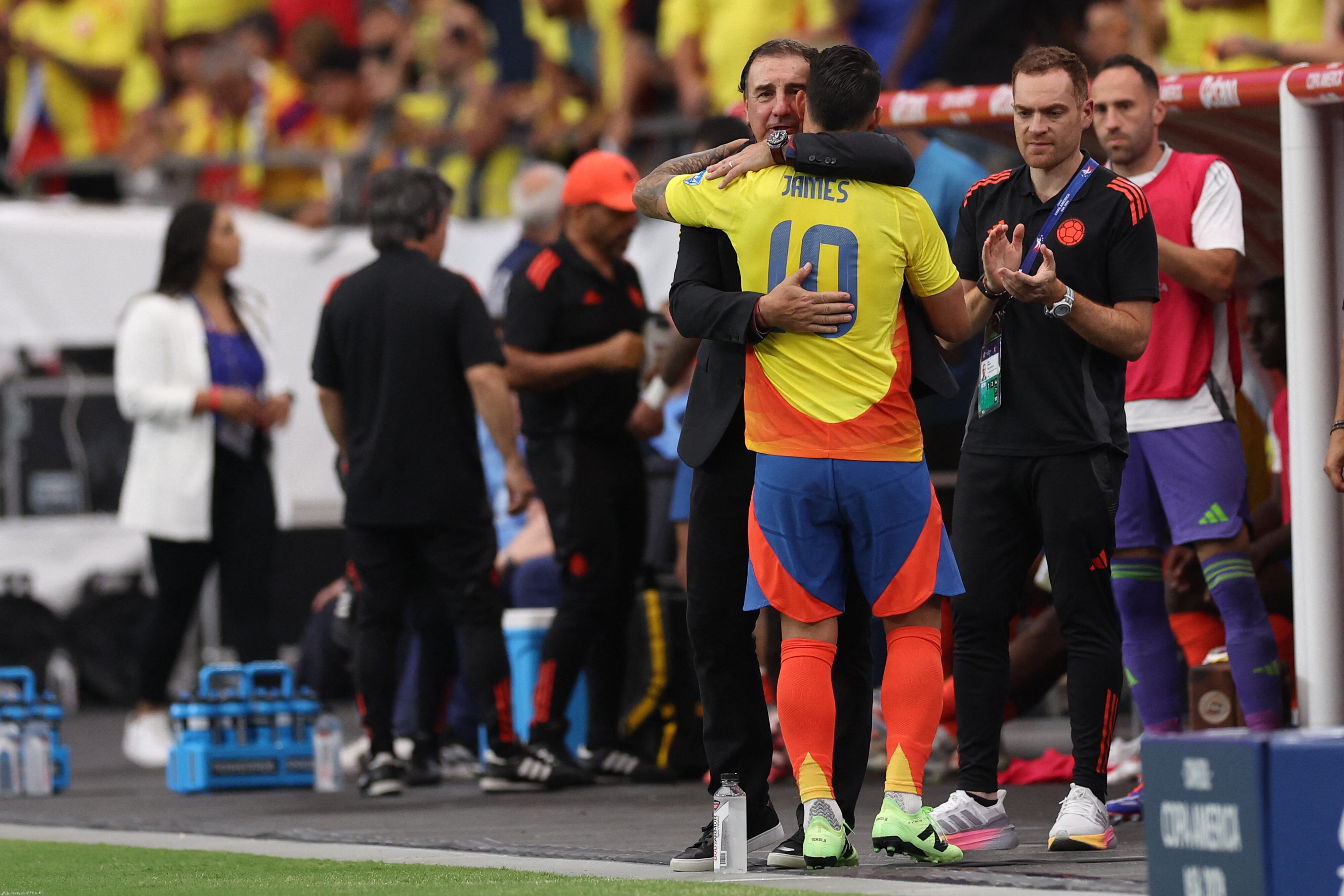 GLENDALE, ARIZONA - JULY 06: Nestor Lorenzo, Head Coach of Colombia hugs James Rodriguez of Colombia after a substitution during the CONMEBOL Copa America 2024 quarter-final match between Colombia and Panama at State Farm Stadium on July 06, 2024 in Glendale, Arizona.   Jamie Squire/Getty Images/AFP (Photo by JAMIE SQUIRE / GETTY IMAGES NORTH AMERICA / Getty Images via AFP)