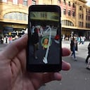 Una persona es vista jugando el nuevo 'Pokemon Go' en su celular en Melbourne (Australia).