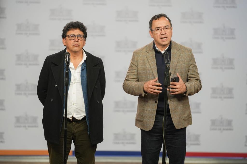 El ministro del Interior, Alfonso Prada (der.), y el director de la UNGR, Javier Pava, este lunes, al anunciar las medidas para la ola invernal.