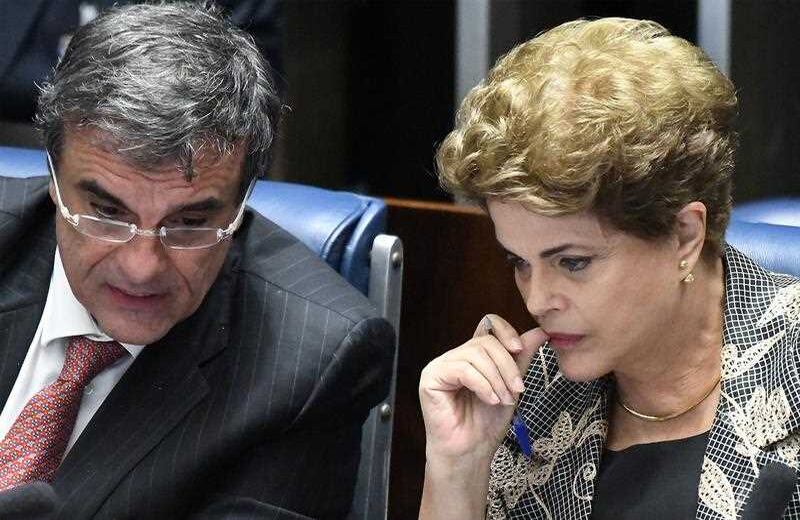 Dilma Rouseff habla con su abogado durante el encuentro del Senado brasileño, para determinar la sustitución de la presidente por irregularidades en la aprobación de un presupuesto, tomado de dineros públicos.