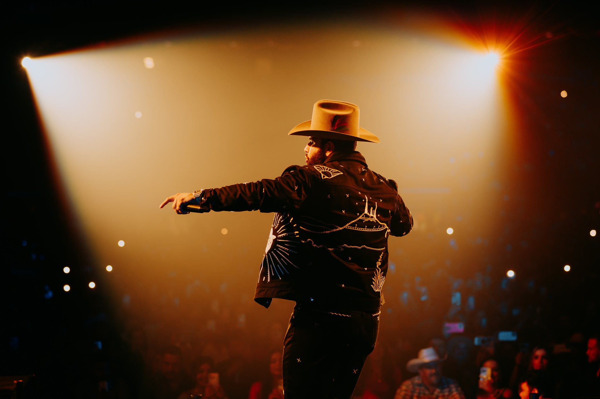 Carin León será el primer artista latino es presentarse en La Esfera de Las Vegas