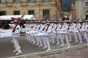 La Armada hizo un impactante despliegue con más de mil hombres y mujeres marinos pertenecientes a la Escuela Naval de Cadetes Almirante Padilla y a la Escuela Naval de Suboficiales ARC Barranquilla.