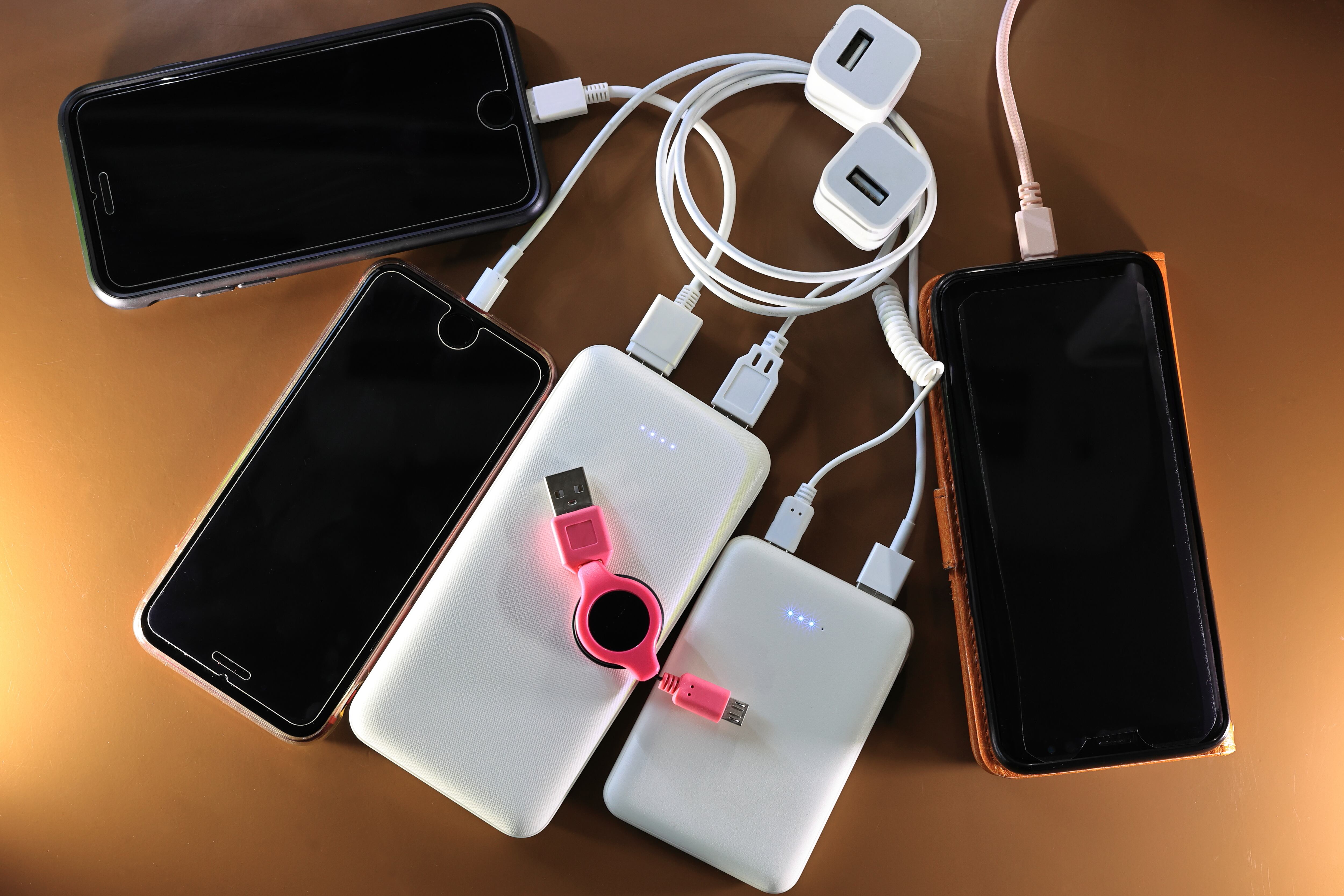 Un power bank es un tipo de batería externa que sirve para cargar los dispositivos.