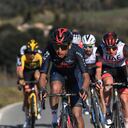 Egan Bernal ataca seguido de Tadej Pogacar en la Strade Bianche 2021