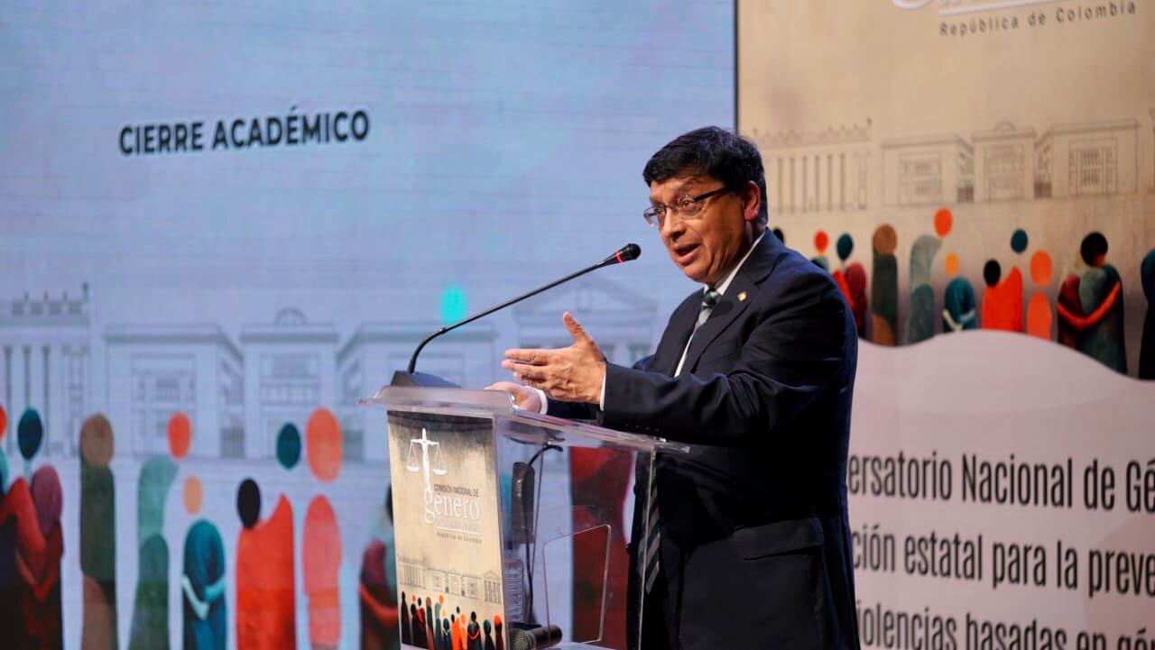 El magistrado de la Corte Jorge Enrique Ibáñez, presidente de la Comisión Nacional de Género, participó en el panel: el papel de los medios de comunicación en el fortalecimiento de la confianza pública en la justicia con enfoque de género y diferencial.