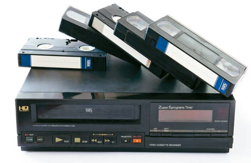 VHS (1977) El formato de video estándar hogareño más famoso en su época  tuvo cabida en millones de hogares a nivel mundial por casi 26 años, hasta la llegada de su sucesor, el DVD.
