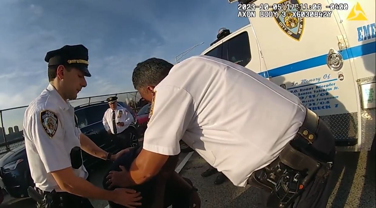 El agente de la Policía se arrodilló y lloró tras haber logrado que el hombre no se lanzara al vacío