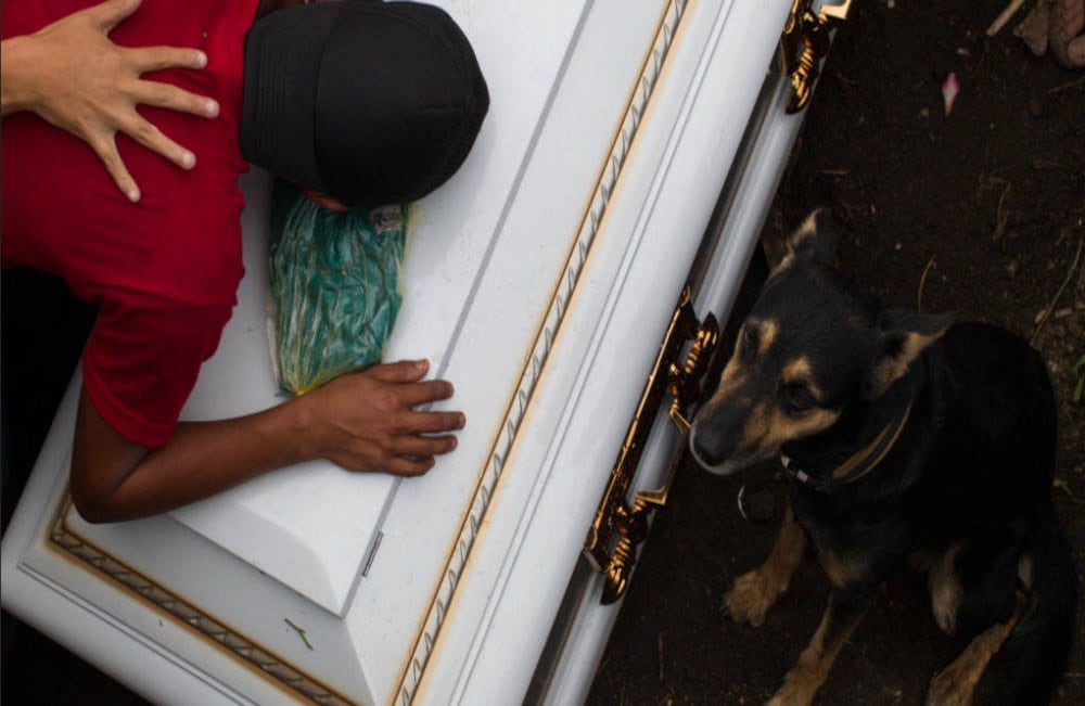 Édgar Gutiérrez, analista político guatemalteco, escribió “en las tragedias el Estado queda desnudo o se viste”, y, según él, “en este caso ha mostrado su esqueleto a cuerpo entero”. Foto: AP