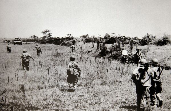 El 25 de mayo de 1954, durante la Guerra de Vietnam, Capa fotografió a unos soldados avanzando entre el pasto con detectores de minas. Al seguirlos, pisó él mismo una mina y murió. Esta fue la última foto que tomó.