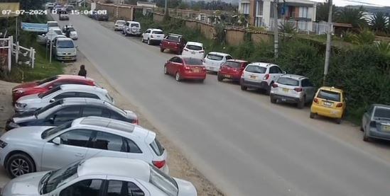 Momento exacto en el que el vehículo de color blanca impacta al niño y a sus familiares.