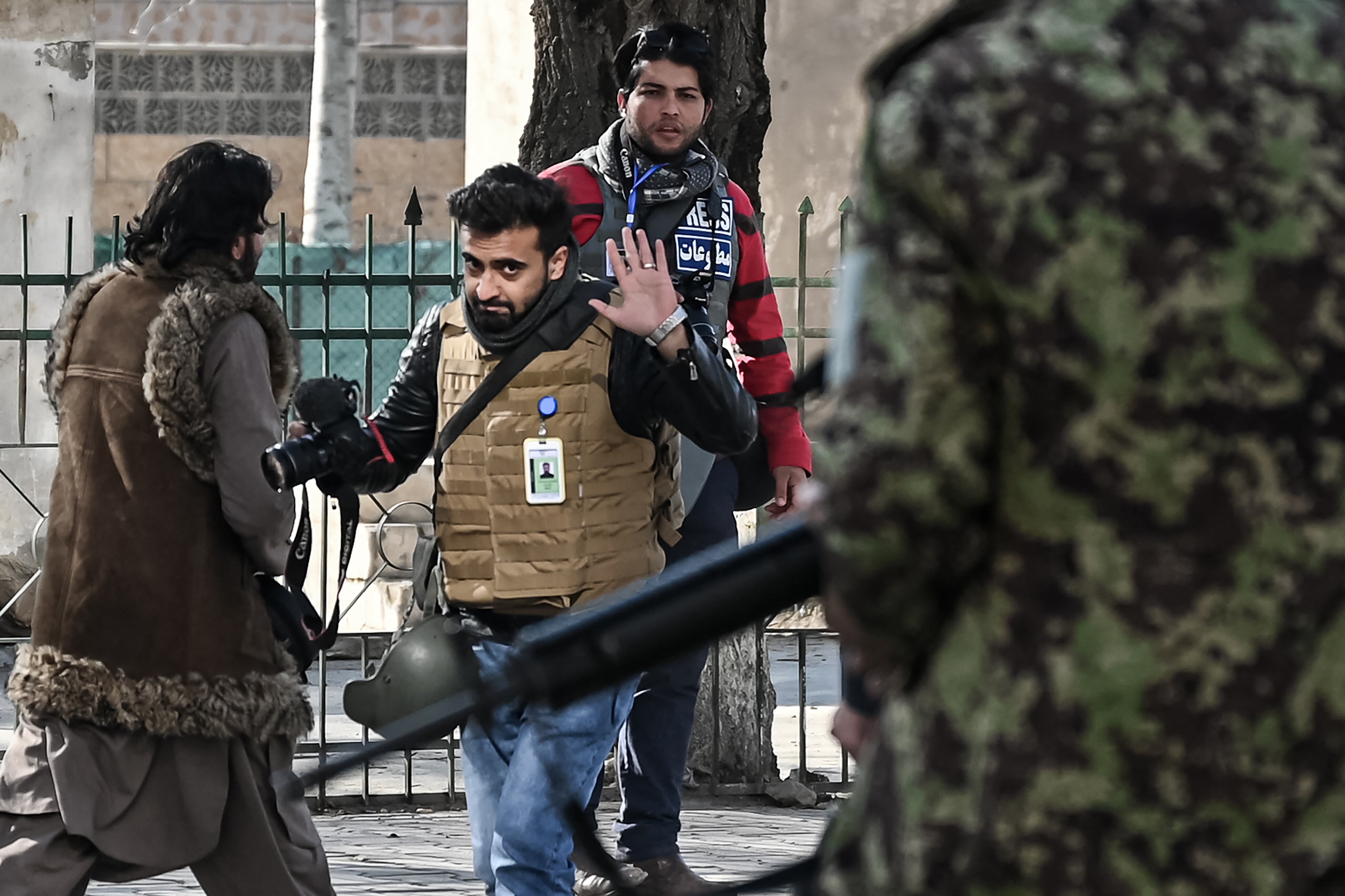 Los combatientes talibanes caminan hacia los periodistas durante una protesta en Kabul el 28 de diciembre de 2021. (Foto de Mohd RASFAN / AFP)