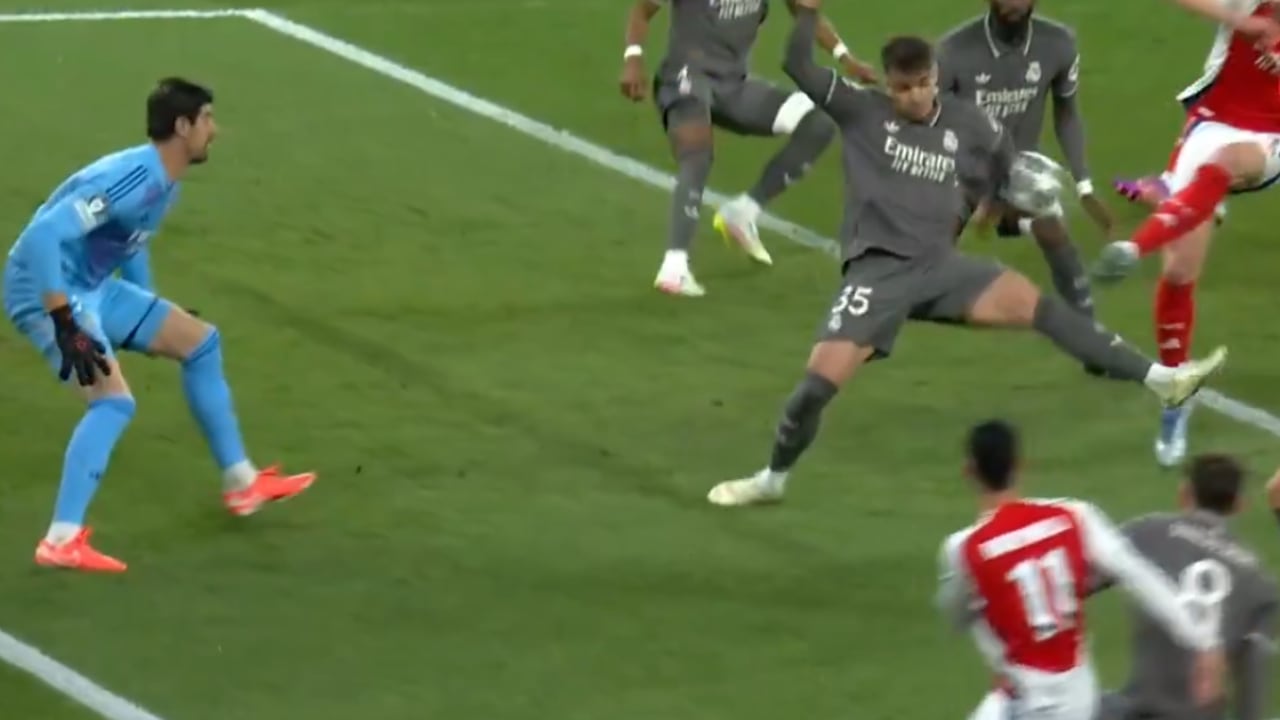 Raúl Asencio es tendencia por la mano en el área que no se consideró penal por parte del VAR