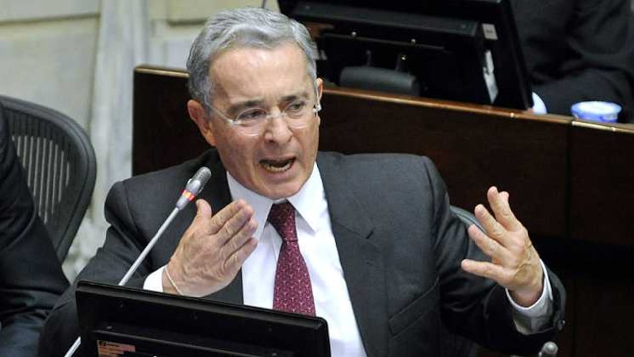 El hoy senador Álvaro Uribe le envió un nuevo mensaje
