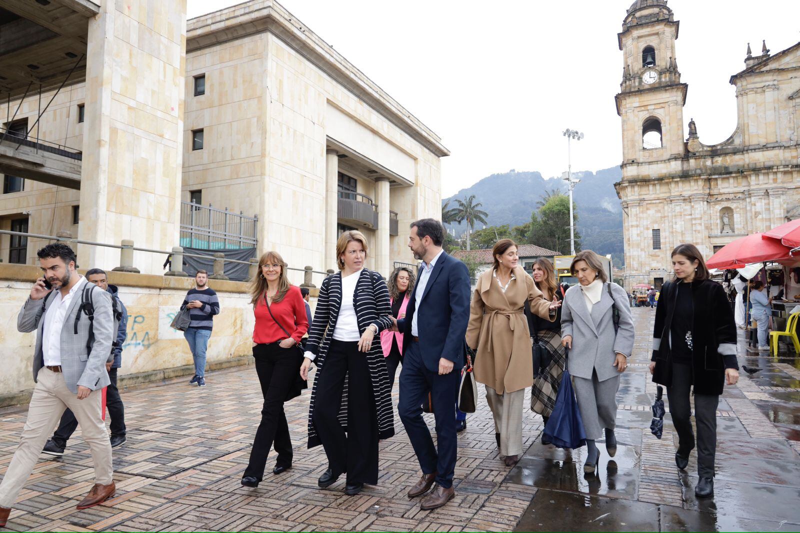 Alcalde electo, Carlos Fernando Galán, con si equipo de mujeres para reunión de empalme.