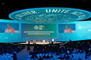 Vicki Hollub, presidenta y directora ejecutiva de Occidental, habla durante una sesión sobre la eliminación de las emisiones de metano en la Cumbre Climática de la ONU COP28, el martes 5 de diciembre de 2023, en Dubai, Emiratos Árabes Unidos. (Foto AP/Rafiq Maqbool)