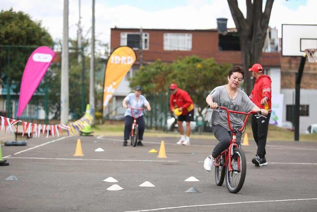 Las beneficiadas pueden disfrutar de espacios de bienestar en clases gratuitas de natación, bicicleta, yoga, aeróbicos y danzas