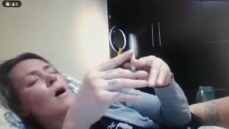 Polémica jueza fue captada en comprometedora situación en plena audiencia.