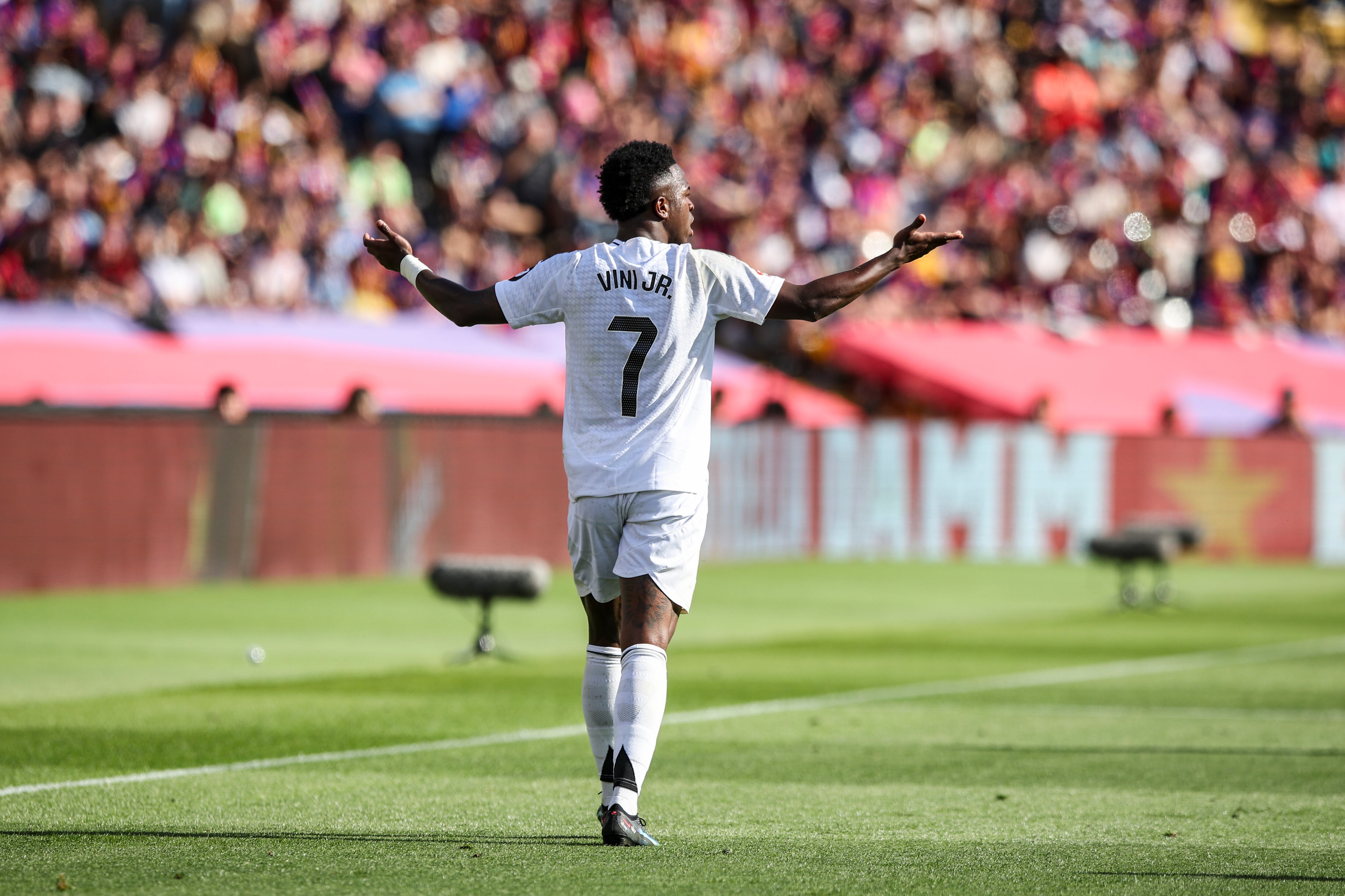 Pero Baila, Vini no es solo una historia de éxito deportivo; es, sobre todo, el retrato de un joven que eligió no callar ante la discriminación racial, incluso cuando hacerlo ponía en juego su imagen pública y su carrera.