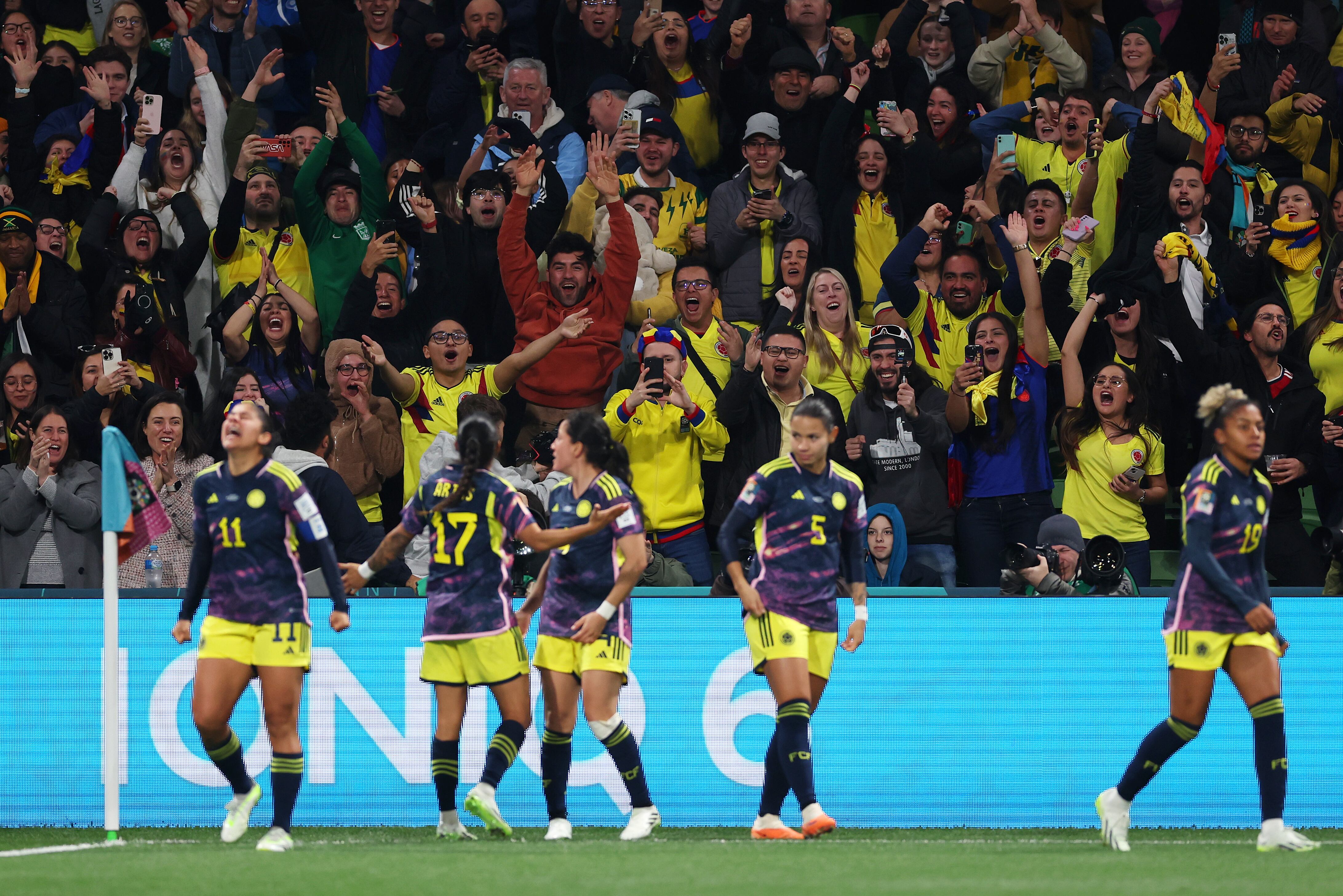MELBOURNE, AUSTRALIA - 8 DE AGOSTO: Aficionados colombianos celebran el gol anotado por Catalina Usme de Colombia durante el partido de octavos de final de la Copa Mundial Femenina de la FIFA Australia y Nueva Zelanda 2023 entre Colombia y Jamaica en el Estadio Rectangular de Melbourne el 8 de agosto de 2023 en Melbourne, Australia . (Foto de Alex Pantling - FIFA/FIFA vía Getty Images)