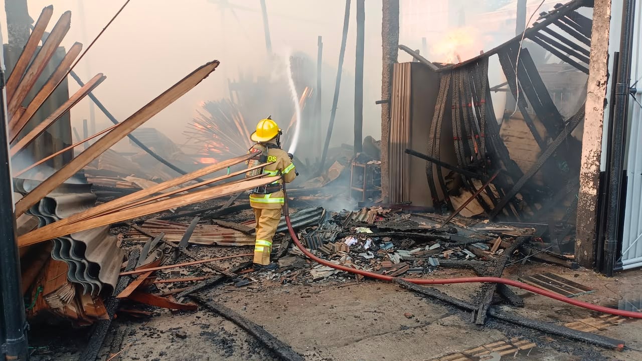 El humo del incendio en el depósito de maderas en Bello, Antioquia, ha sido visible desde distintos puntos de la ciudad.