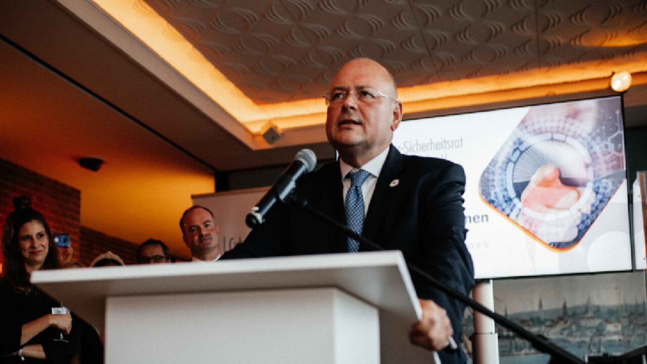 Arne Schoenbohm es señalado de vínculos con la agencia de inteligencia de Rusia.