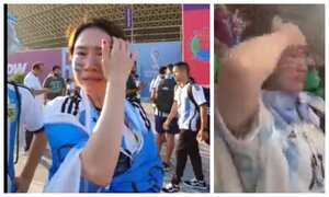Una mujer hincha por la Selección argentina en el mundial. Lo curioso es que no parece ser gaucha.