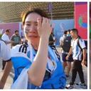 Una mujer hincha por la Selección argentina en el mundial. Lo curioso es que no parece ser gaucha.