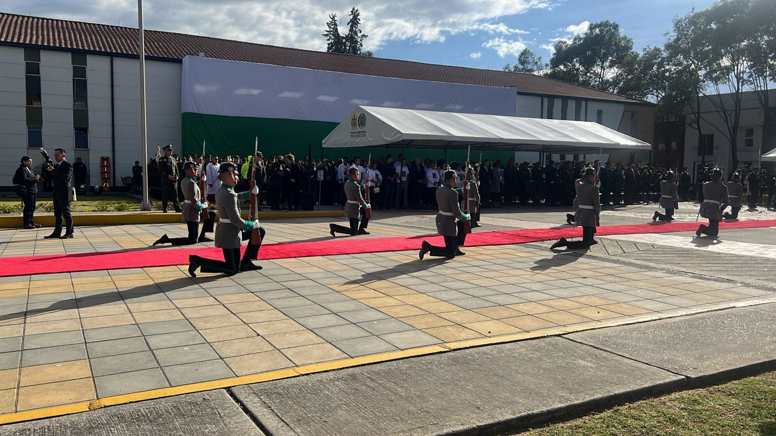 Homenaje a las víctimas del atentado en la Escuela General Santander.