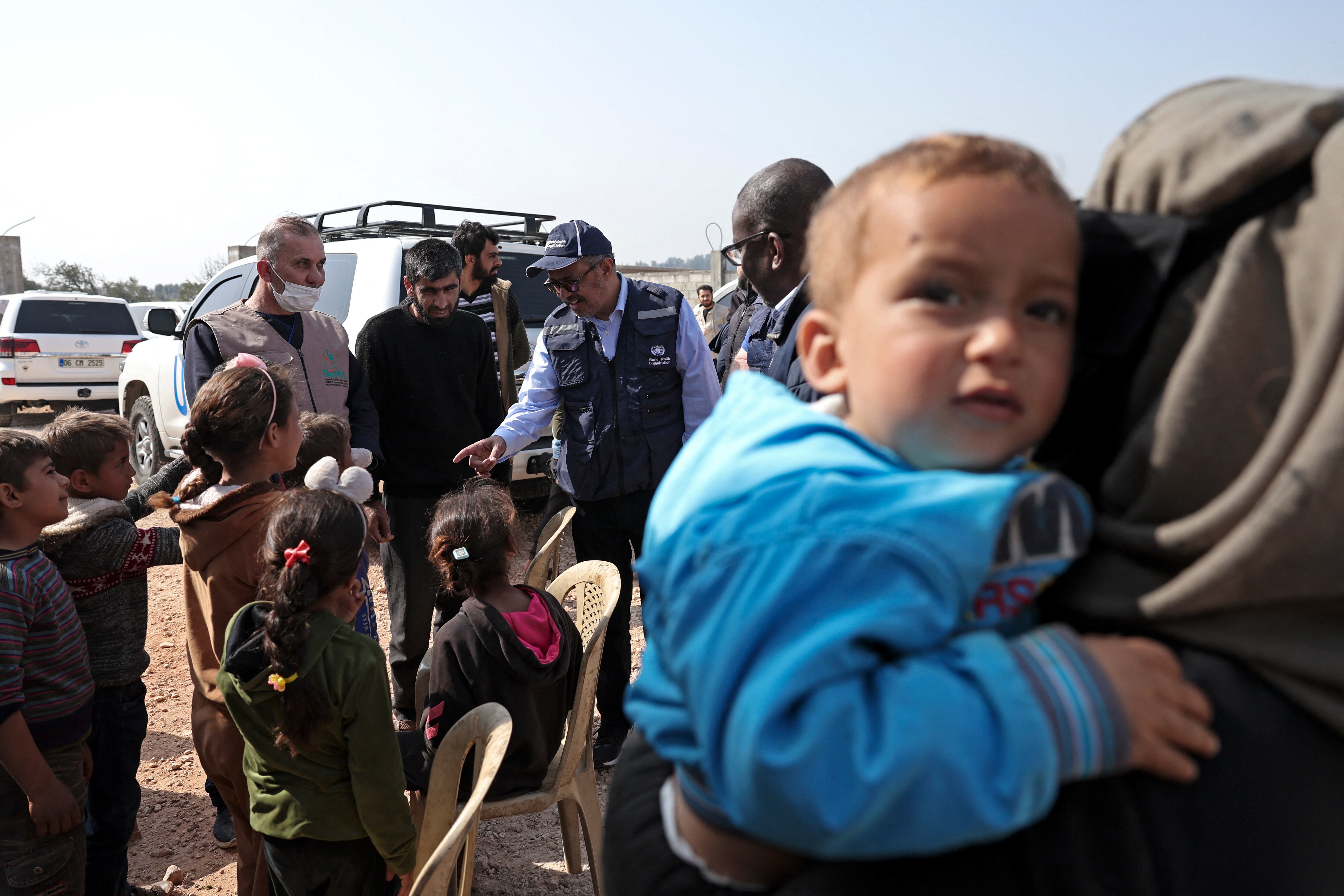 El jefe de la Organización Mundial de la Salud, Tedros Adhanom Ghebreyesus (centro), visita un refugio para personas desplazadas por el desastre en Kafr Lusin, cerca de la frontera turca, el 1 de marzo de 2023, durante su primera visita a las áreas controladas por los rebeldes en la Siria devastada por la guerra. - Ghebreyesus instó a la comunidad internacional a ayudar al noroeste de Siria afectado por el terremoto. La ONU ha lanzado un llamamiento de 397 millones de dólares para ayudar a las víctimas del terremoto en Siria, pero advirtió que "no estamos recibiendo tanto como lo que se necesita para esta emergencia". (Foto de OMAR HAJ KADOUR / AFP)