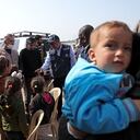 El jefe de la Organización Mundial de la Salud, Tedros Adhanom Ghebreyesus (centro), visita un refugio para personas desplazadas por el desastre en Kafr Lusin, cerca de la frontera turca, el 1 de marzo de 2023, durante su primera visita a las áreas controladas por los rebeldes en la Siria devastada por la guerra. - Ghebreyesus instó a la comunidad internacional a ayudar al noroeste de Siria afectado por el terremoto. La ONU ha lanzado un llamamiento de 397 millones de dólares para ayudar a las víctimas del terremoto en Siria, pero advirtió que "no estamos recibiendo tanto como lo que se necesita para esta emergencia". (Foto de OMAR HAJ KADOUR / AFP)