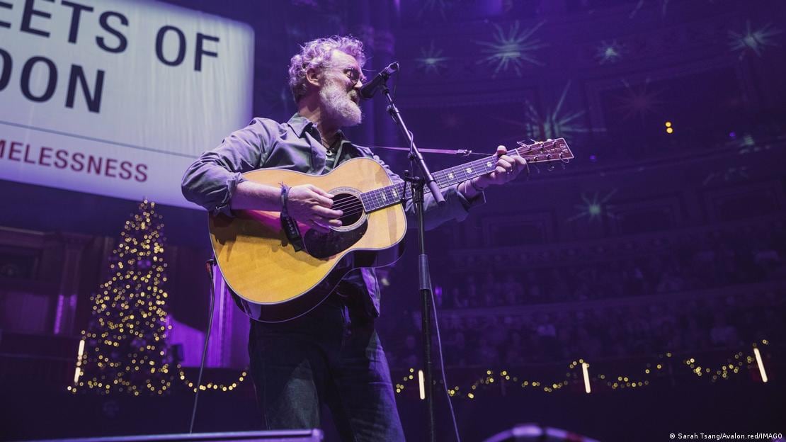 Glen Hansard actuando en vivo en el espectáculo Starry Night de Streets Of London en el Royal Albert Hall de Londres, el 10 de diciembre de 2025.