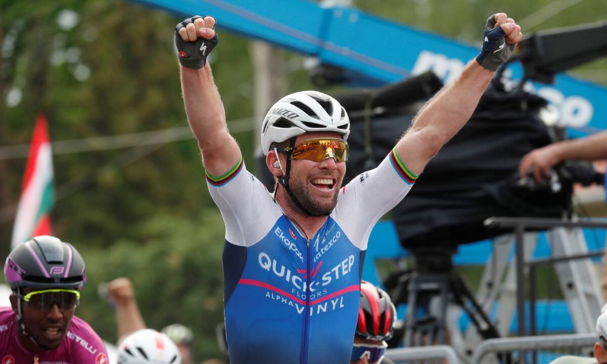 FILE PHOTO: Cycling - Giro d'Italia - Stage 3 - Kaposvar to Balatonfured, Hungary - May 8, 2022 Quick-Step Alpha Vinyl Team's Mark Cavendish celebrates winning stage 3 REUTERS/Bernadett Szabo/File Photo