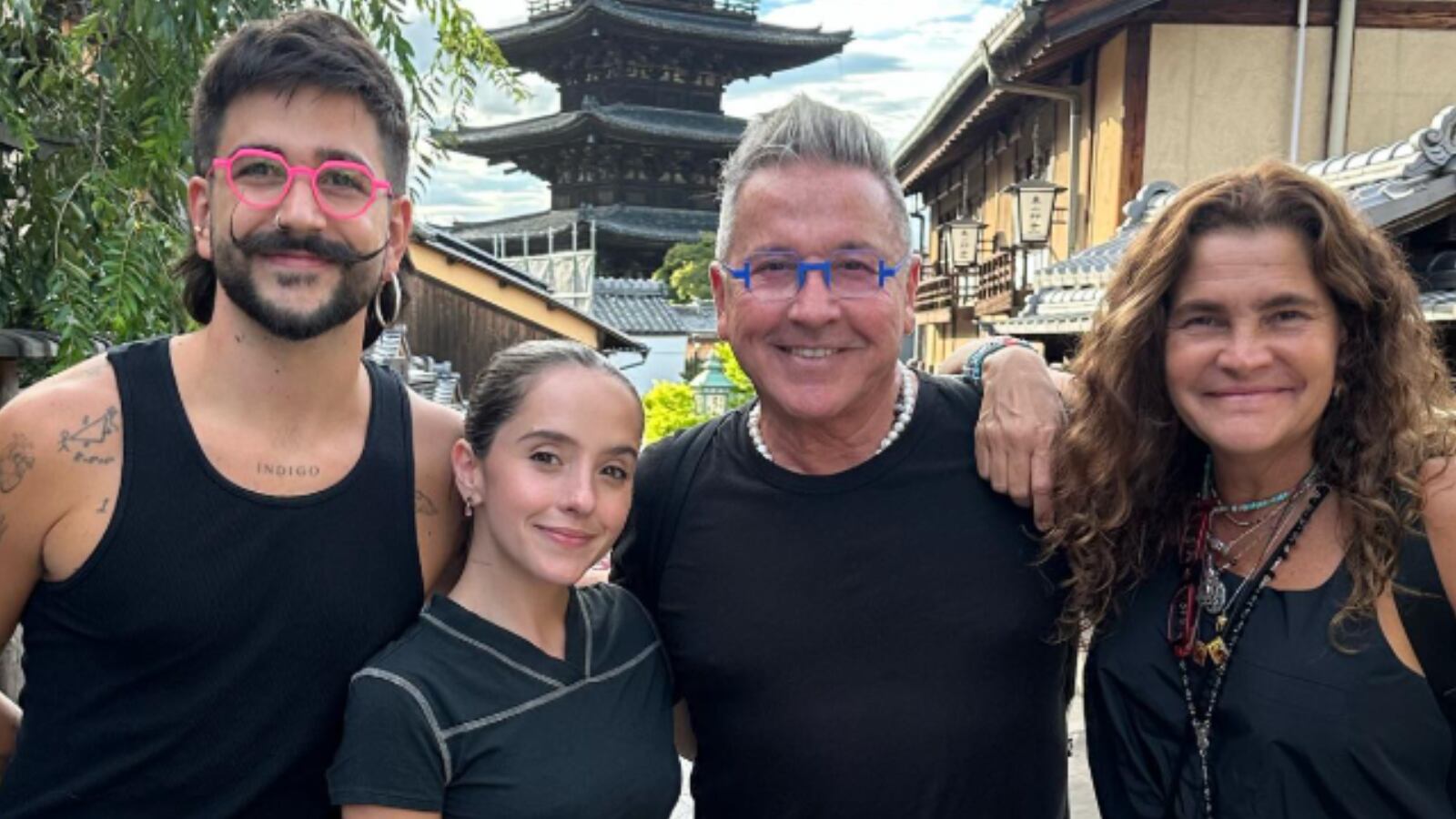 La familia unida espera la renovación de votos de Camilo y Evaluna