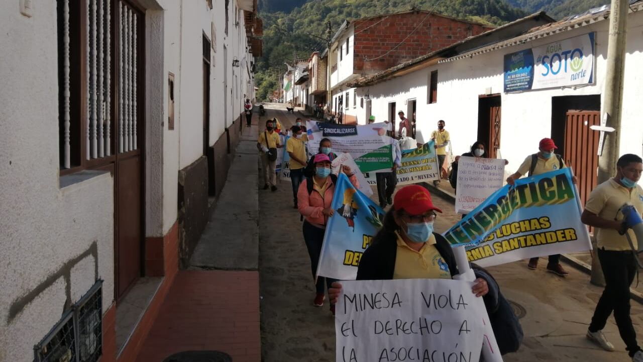 La movilización inició en el municipio de California y espera llegar a Bucaramanga en la tarde, donde harán un plantón frente a la oficina de la empresa.