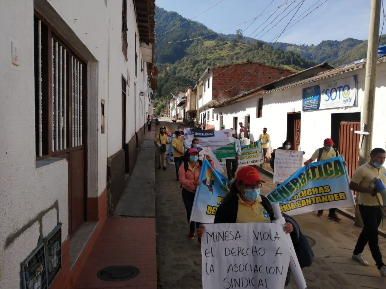 La movilización inició en el municipio de California y espera llegar a Bucaramanga en la tarde, donde harán un plantón frente a la oficina de la empresa.