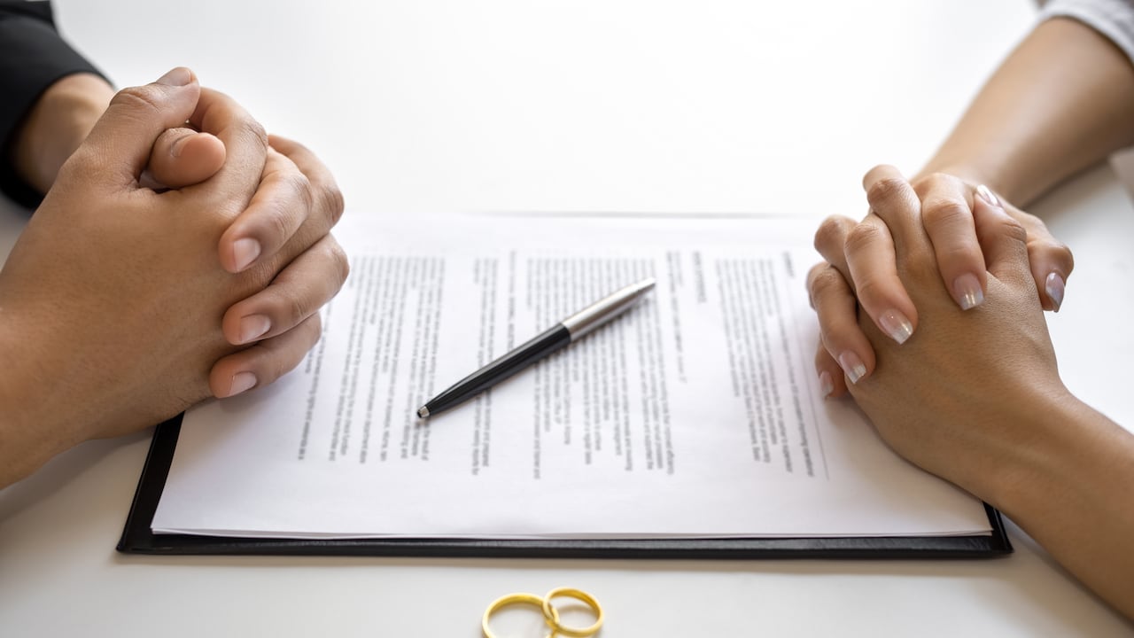 Si una persona adquirió la Green Card de 2 años, a través del matrimonio y luego se divorcia, no todo está perdido.