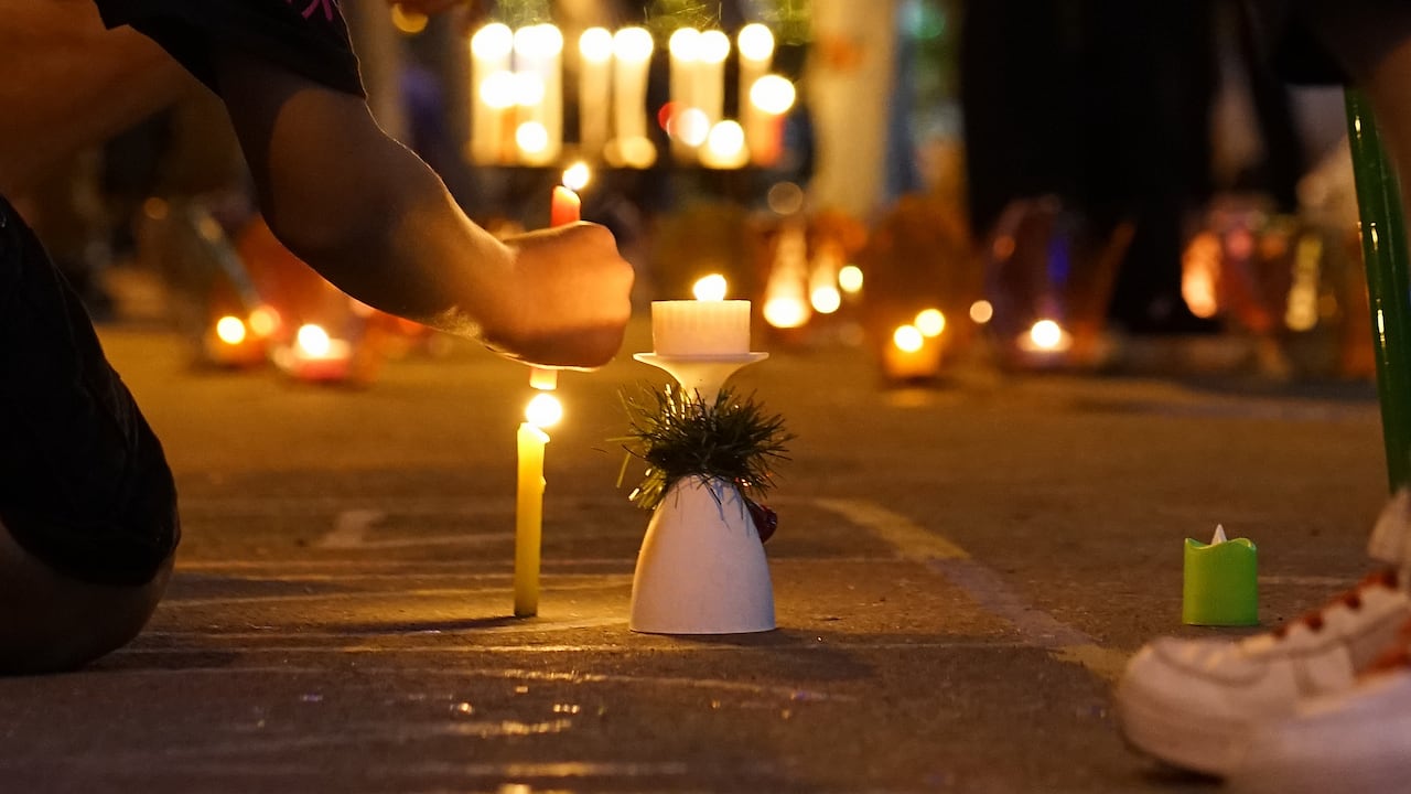 Encender velas amarillas sirve para atraer el dinero