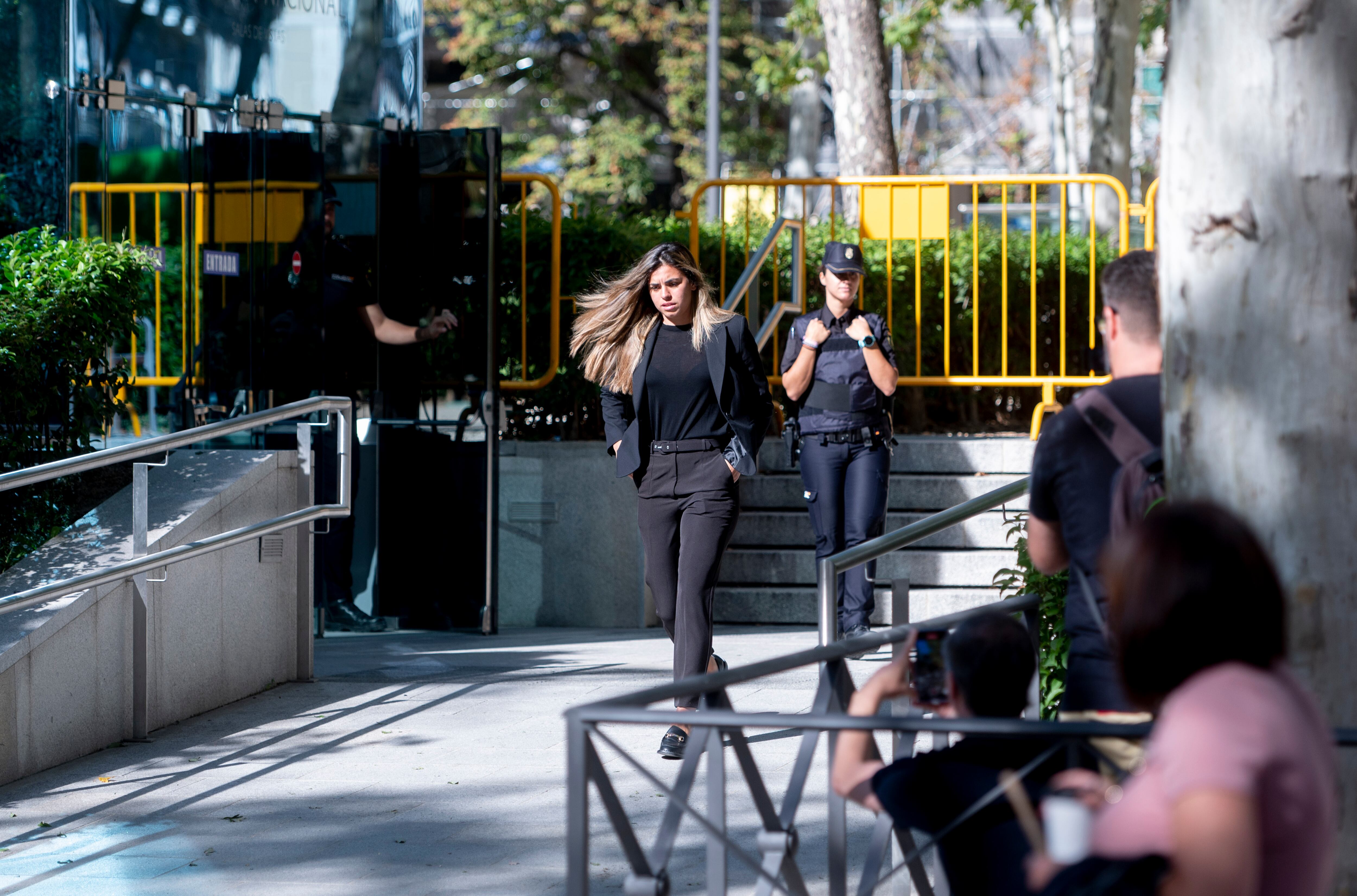 La futbolista de la selección Misha Rodríguez a su salida de declarar a la Audiencia Nacional.
