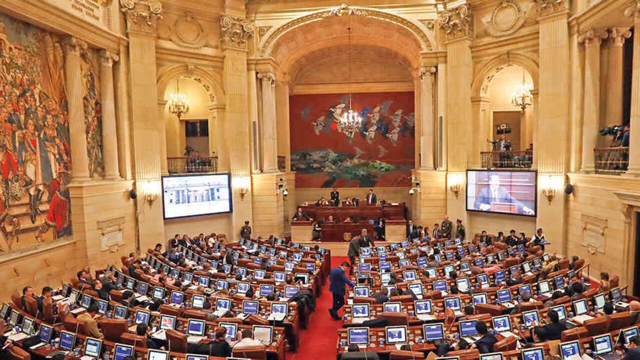 En poco más de un mes ya son siete los congresistas contagiados por el virus.