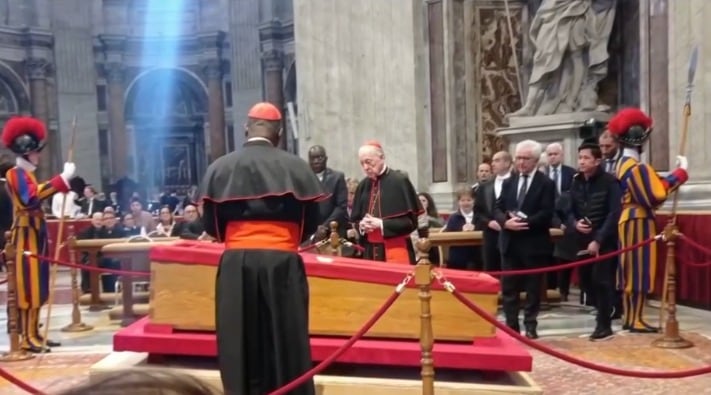 El cardenal llegó a la Basílica de San Pedro poco después del mediodía del primer día de exposición del cuerpo del papa Francisco.