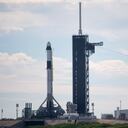 En esta imagen publicada por la NASA, un cohete SpaceX Falcon 9 con la nave espacial Crew Dragon de la compañía se mantiene en posición vertical después de que fue elevado a una posición vertical en la plataforma de lanzamiento en el Complejo de lanzamiento 39A, el miércoles 27 de octubre de 2021, en el Kennedy Space. Center en Cabo Cañaveral, Florida. El lanzamiento del cohete, con destino a la Estación Espacial Internacional, está programado para la madrugada del domingo 31 de octubre (Joel Kowsky / NASA vía AP).