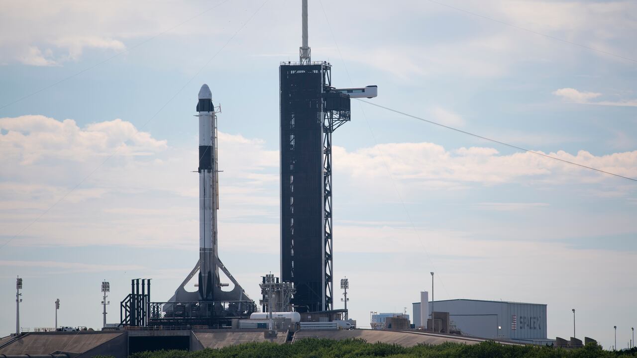 En esta imagen publicada por la NASA, un cohete SpaceX Falcon 9 con la nave espacial Crew Dragon.