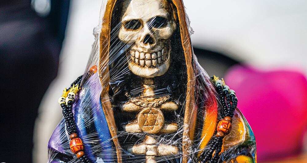 México celebra el Día de los Muertos y los devotos exhiben estatuas ornamentadas de la Santa Muerte, asociada con la curación, la protección y la entrega segura al más allá. 
