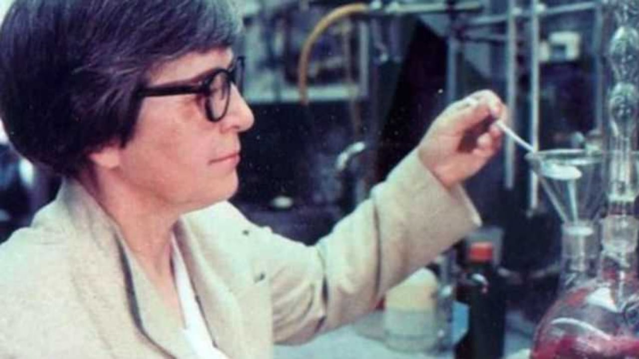 Stephanie Kwolek fue una química estadounidense de origen polaco que en 1965 descubrió una rama increíble de polímeros cristalinos líquidos.