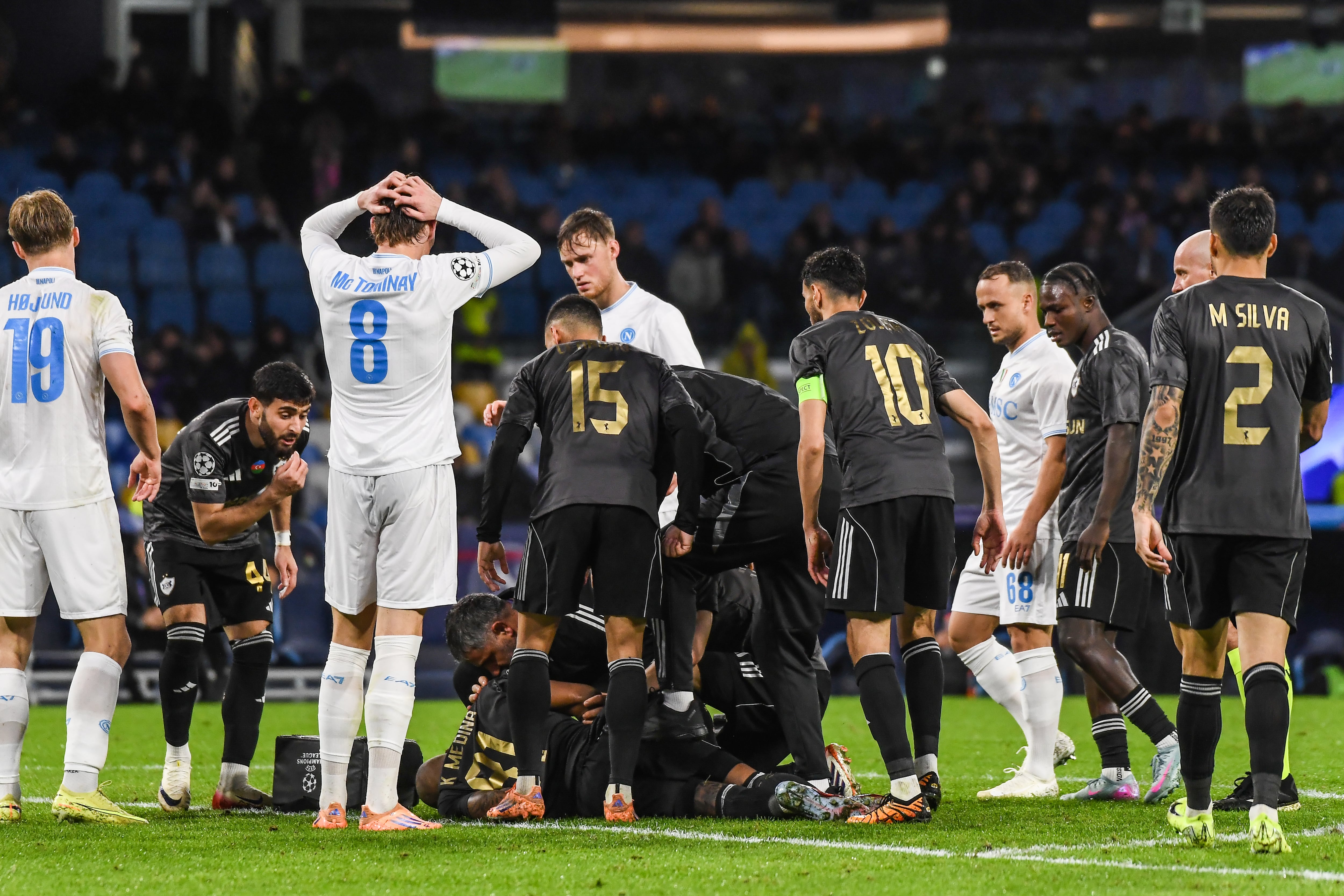 Momento de preocupación por Kevin Medina, luego de haber sido impactado en su cabeza por un balón.