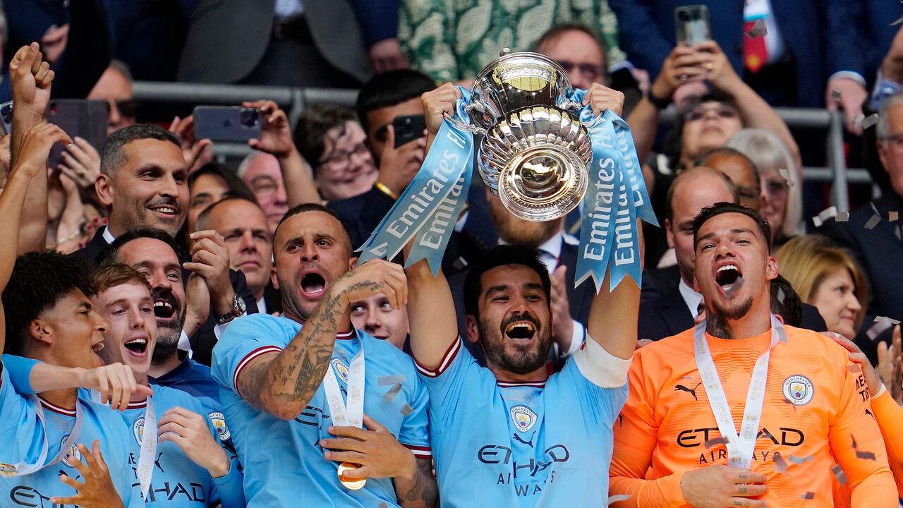 Ilkay Gundogan del Manchester City levanta el trofeo después de que su equipo ganó la final de la Copa FA al superar al Manchester United en la final en el Estadio de Wembley el sábado 3 de junio del 2023. (AP Foto/Jon Super)