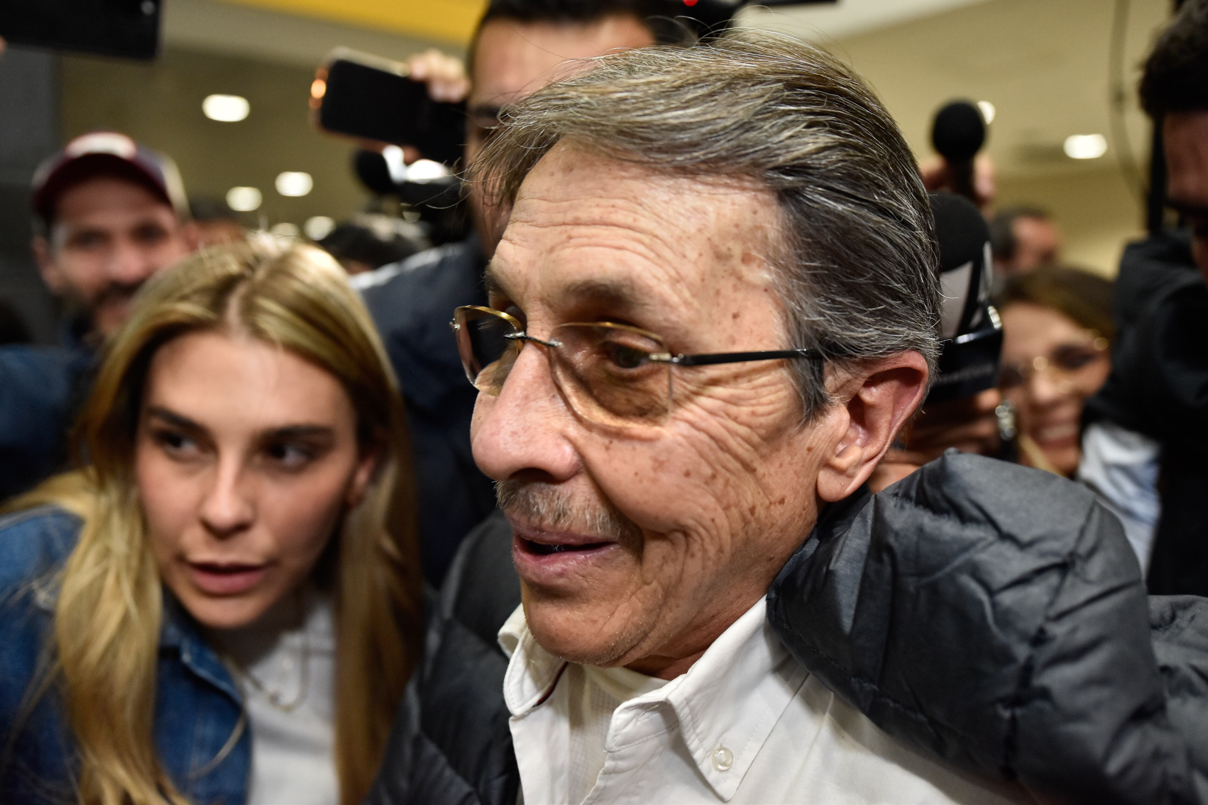 Bogotá. Diciembre 23 de 2024. Fabio Ochoa, ex narcotraficante, regresó a Colombia tras cumplir más de 20 años de condena en Estados Unidos. Al aterrizar en el Aeropuerto Internacional El Dorado, fue recibido por su familia y, ante los medios de comunicación, ofreció unas palabras. (Colprensa - Cristian Bayona).